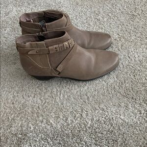 Abeo Nancy Ankle Boots Distressed Taupe Leather Women's 9 Narrow